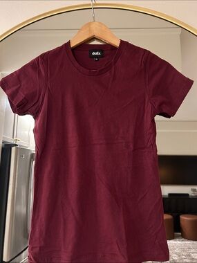 Dalix Women's Short Sleeve Tee in Burgundy NWOT
